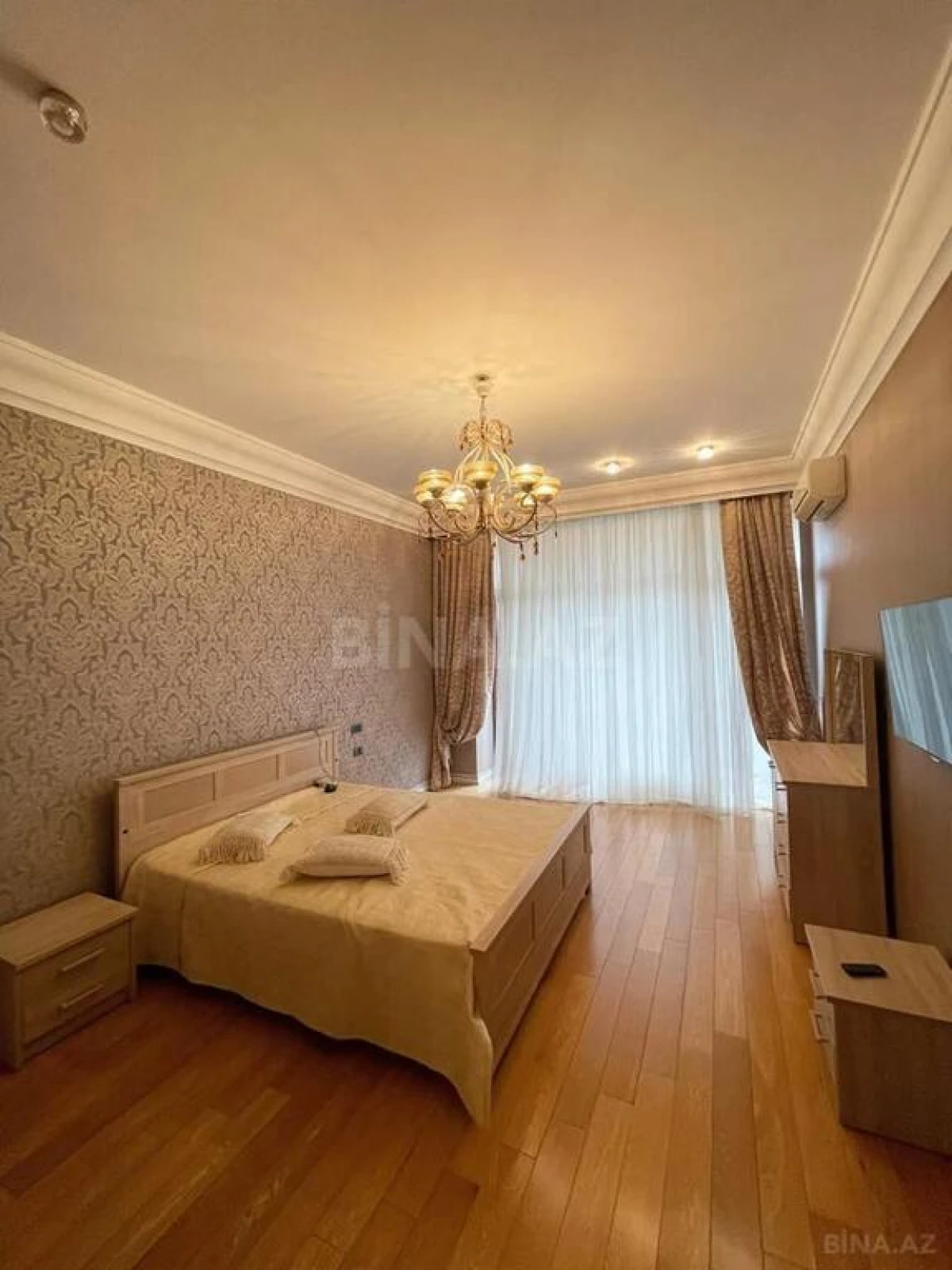 Satılır 4 otaqlı mənzil 231 m²