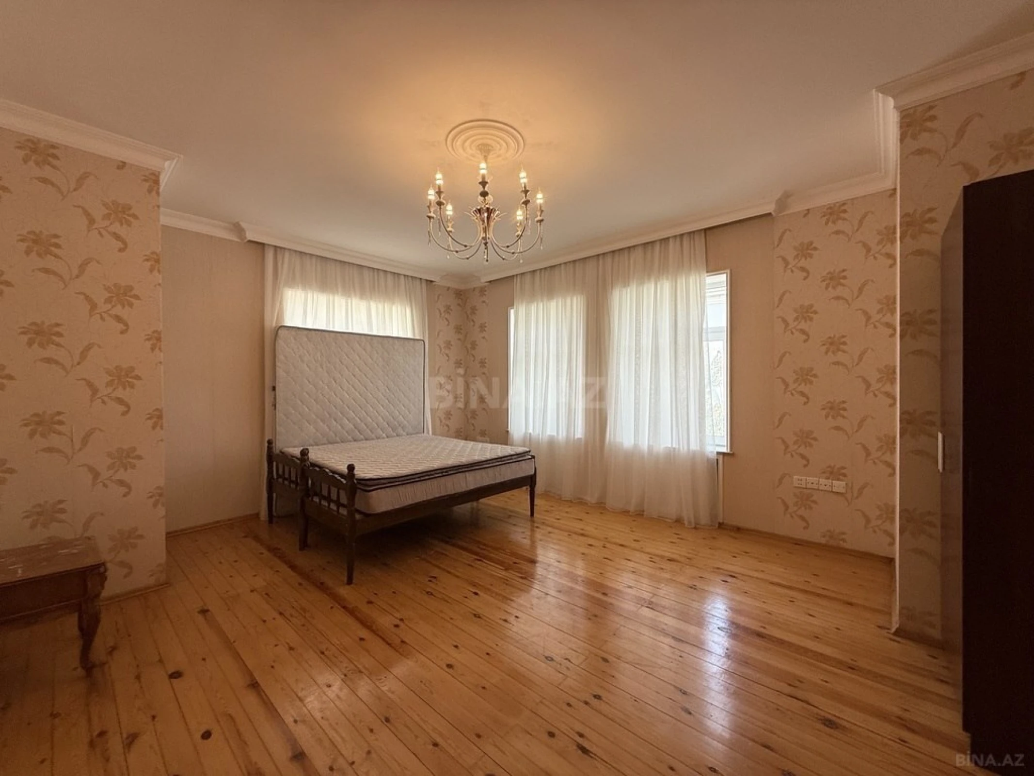 Satılır 8 otaqlı həyət evi 280 m²
