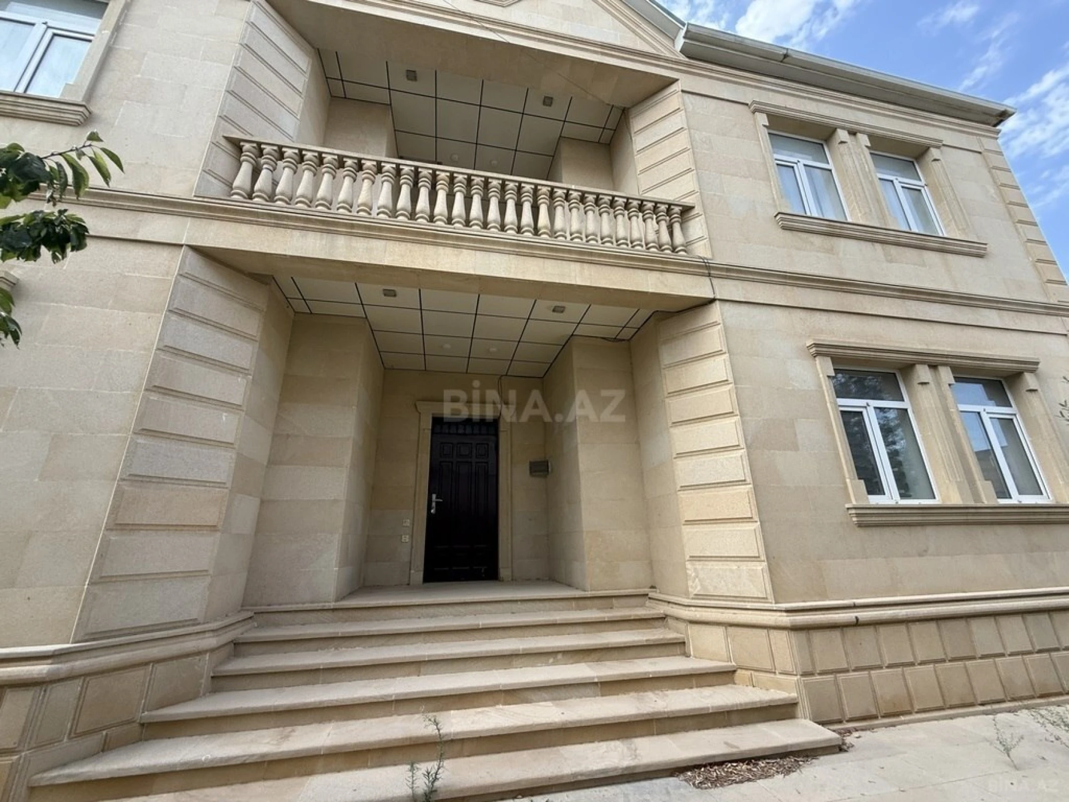 Satılır 8 otaqlı həyət evi 280 m²