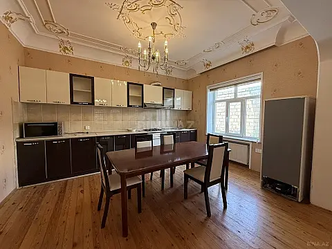 Satılır 8 otaqlı həyət evi 280 m²