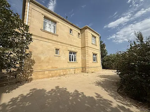 Satılır 8 otaqlı həyət evi 280 m²