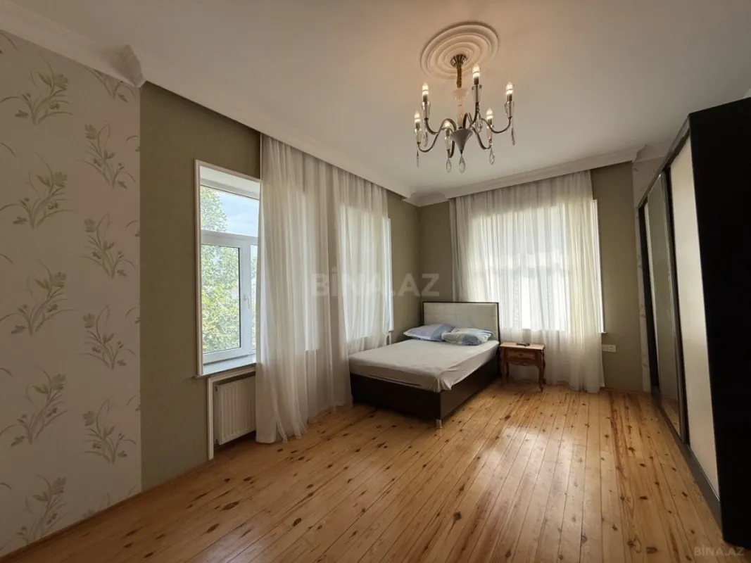 Satılır 8 otaqlı həyət evi 280 m²