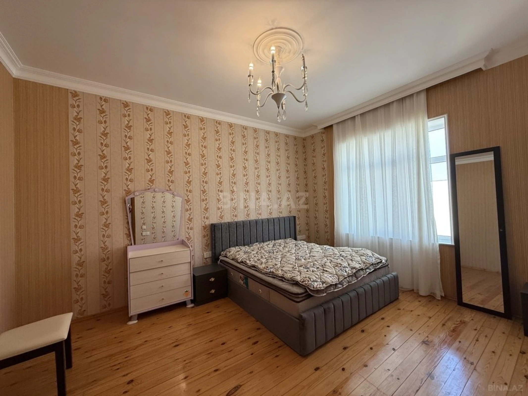 Satılır 8 otaqlı həyət evi 280 m²