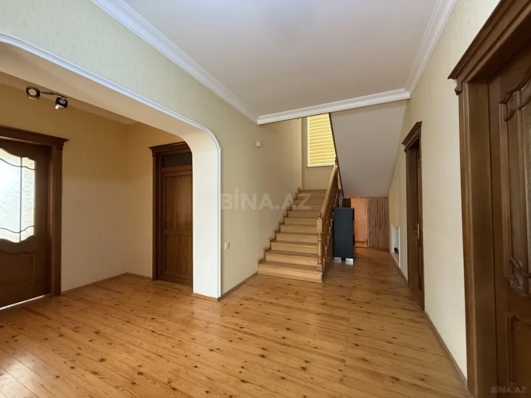 Satılır 8 otaqlı həyət evi 280 m²