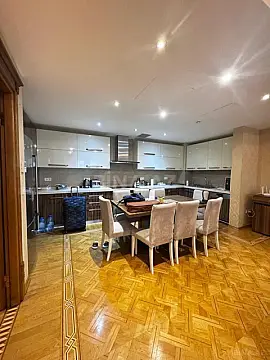 Satılır 4 otaqlı mənzil 175 m²