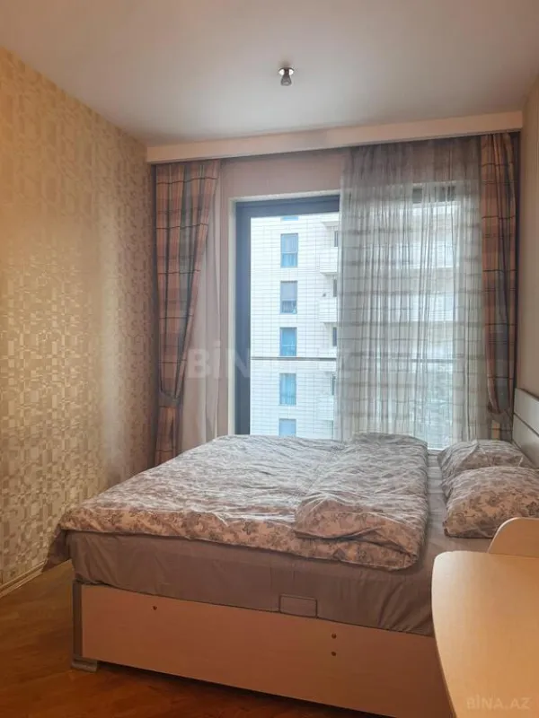 Satılır 4 otaqlı mənzil 175 m²