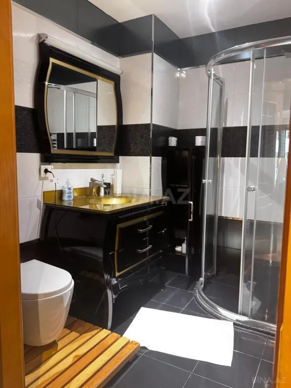 Satılır 4 otaqlı mənzil 175 m²