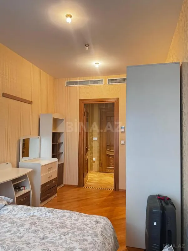 Satılır 4 otaqlı mənzil 175 m²