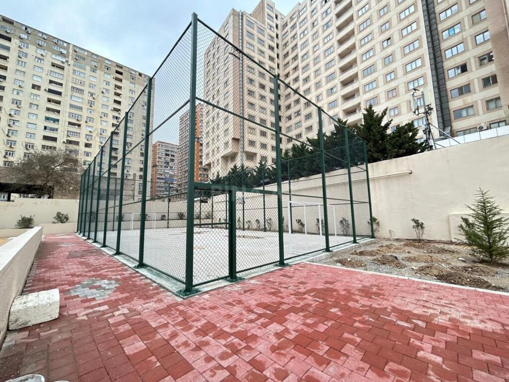 Satılır 2 otaqlı mənzil 76 m²