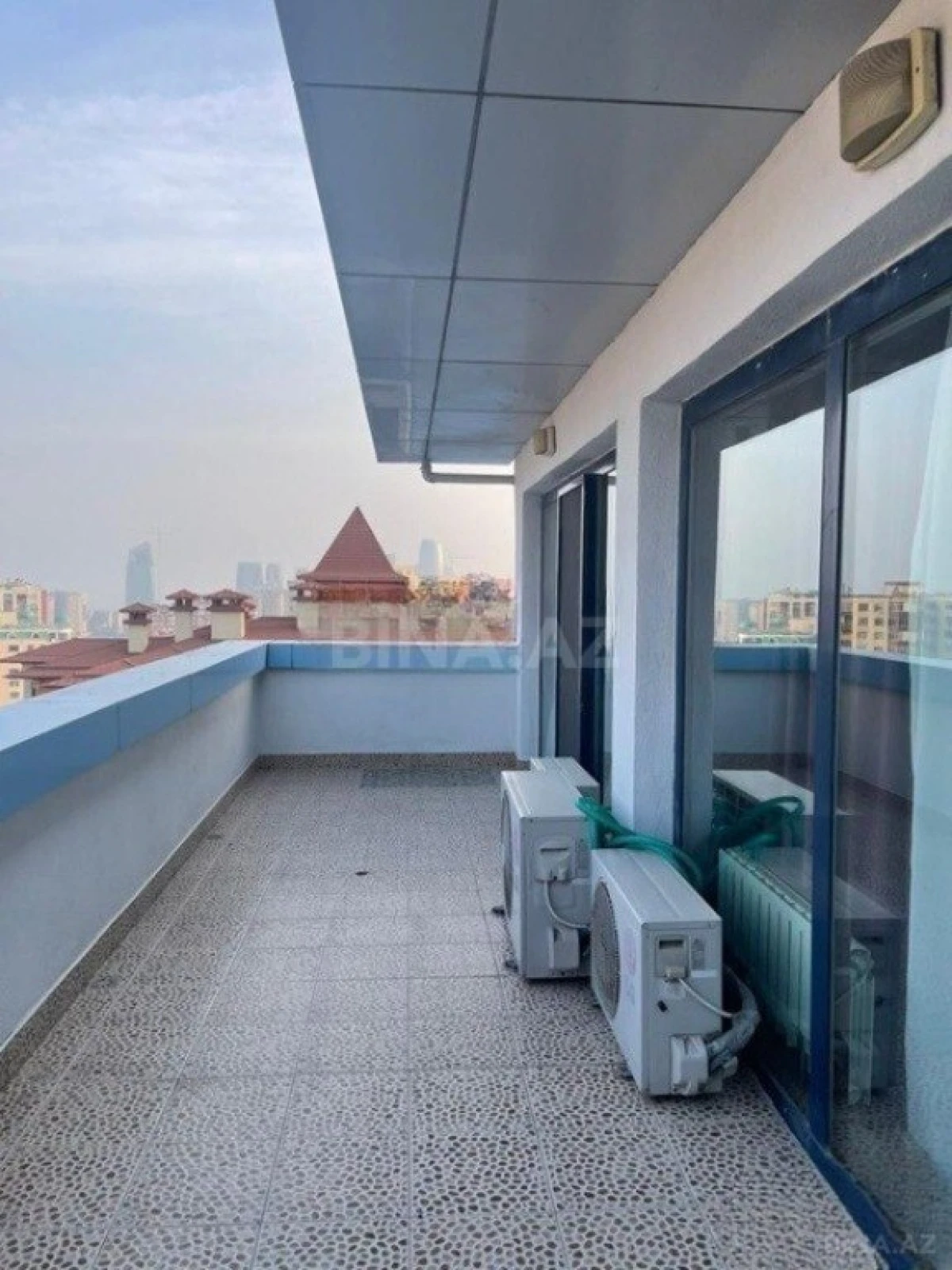Satılır 5 otaqlı mənzil 270 m²