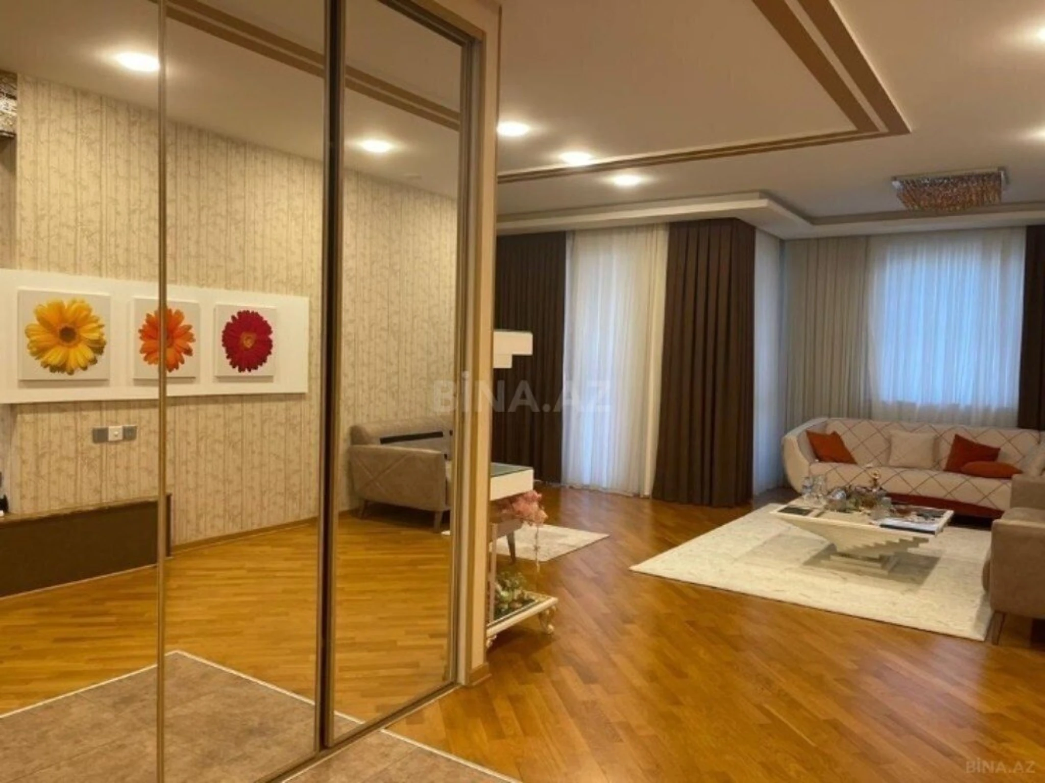 Satılır 5 otaqlı mənzil 270 m²