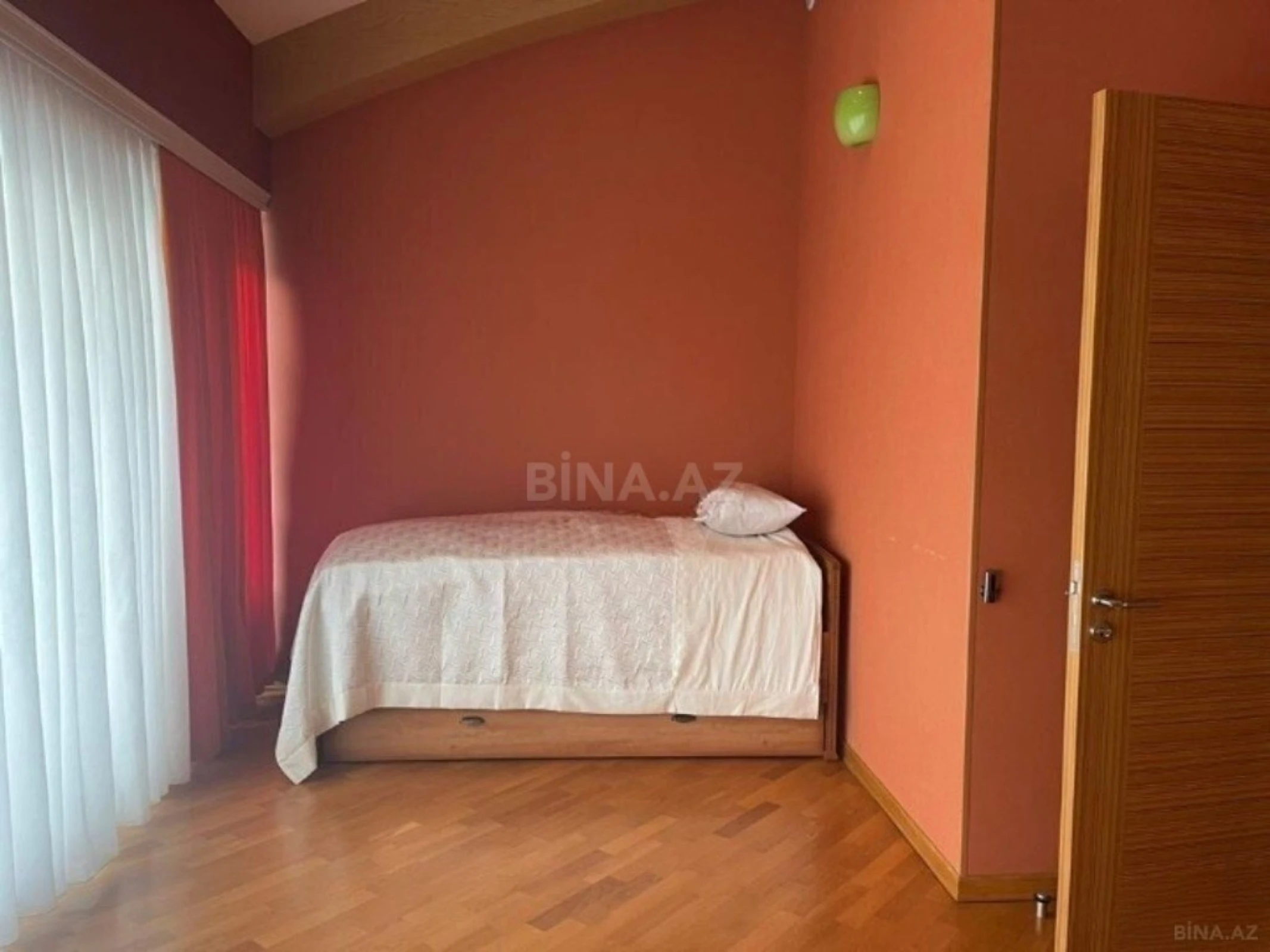 Satılır 5 otaqlı mənzil 270 m²