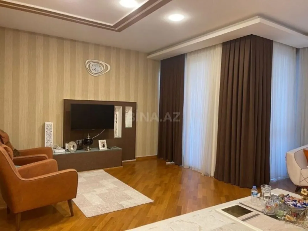 Satılır 5 otaqlı mənzil 270 m²