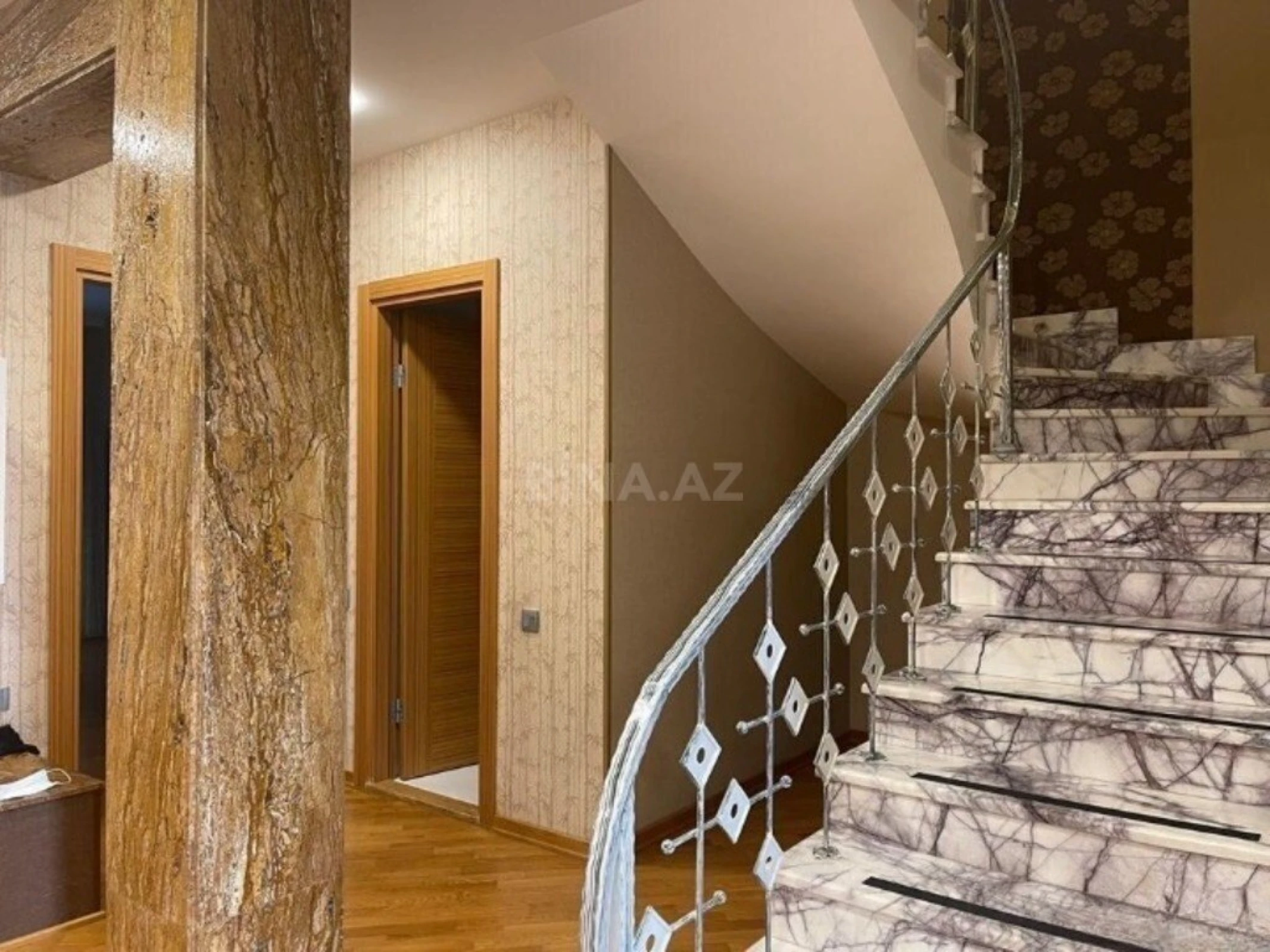 Satılır 5 otaqlı mənzil 270 m²