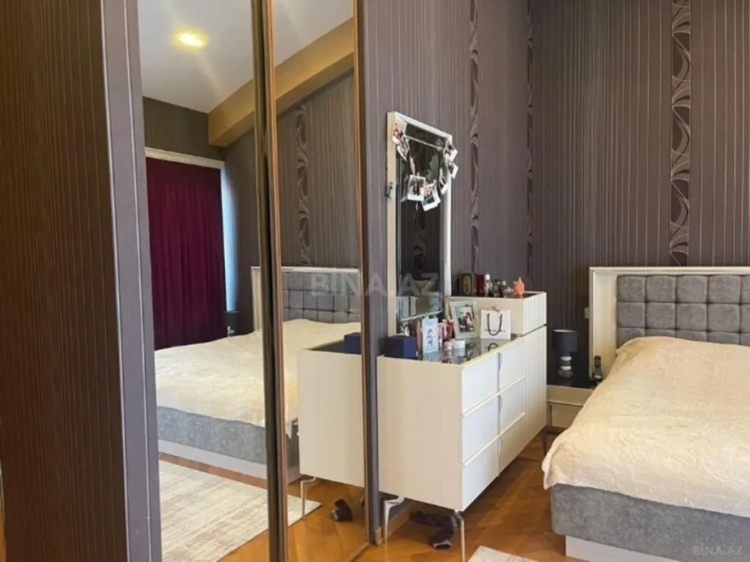 Satılır 5 otaqlı mənzil 270 m²