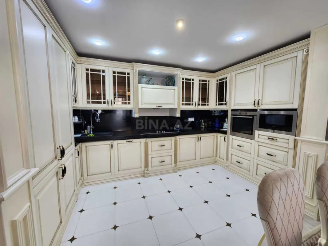 Kirayə verilir 4 otaqlı mənzil 180 m²