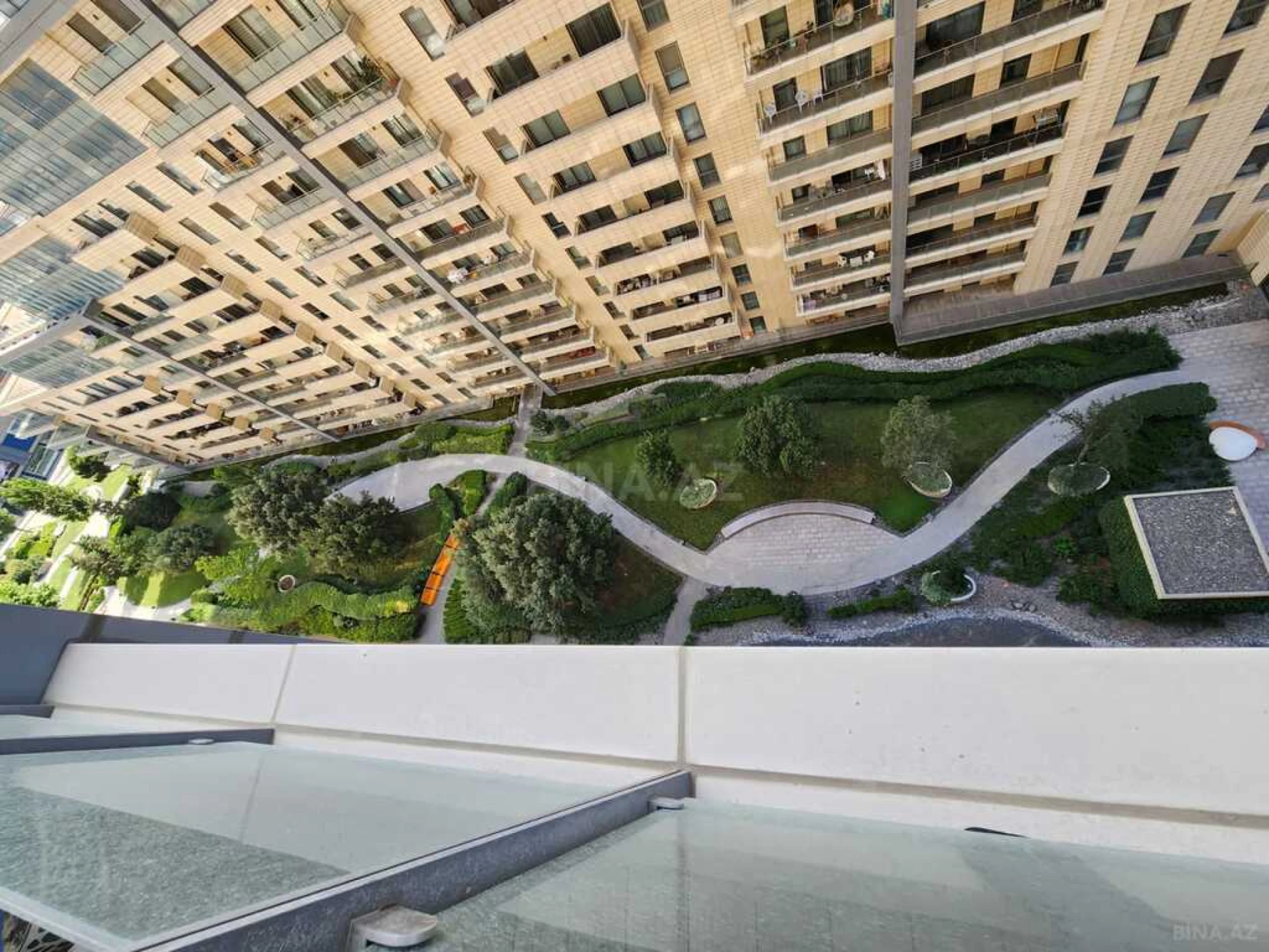 Kirayə verilir 4 otaqlı mənzil 180 m²