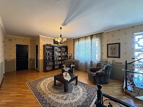 Satılır 7 otaqlı həyət evi 600 m²