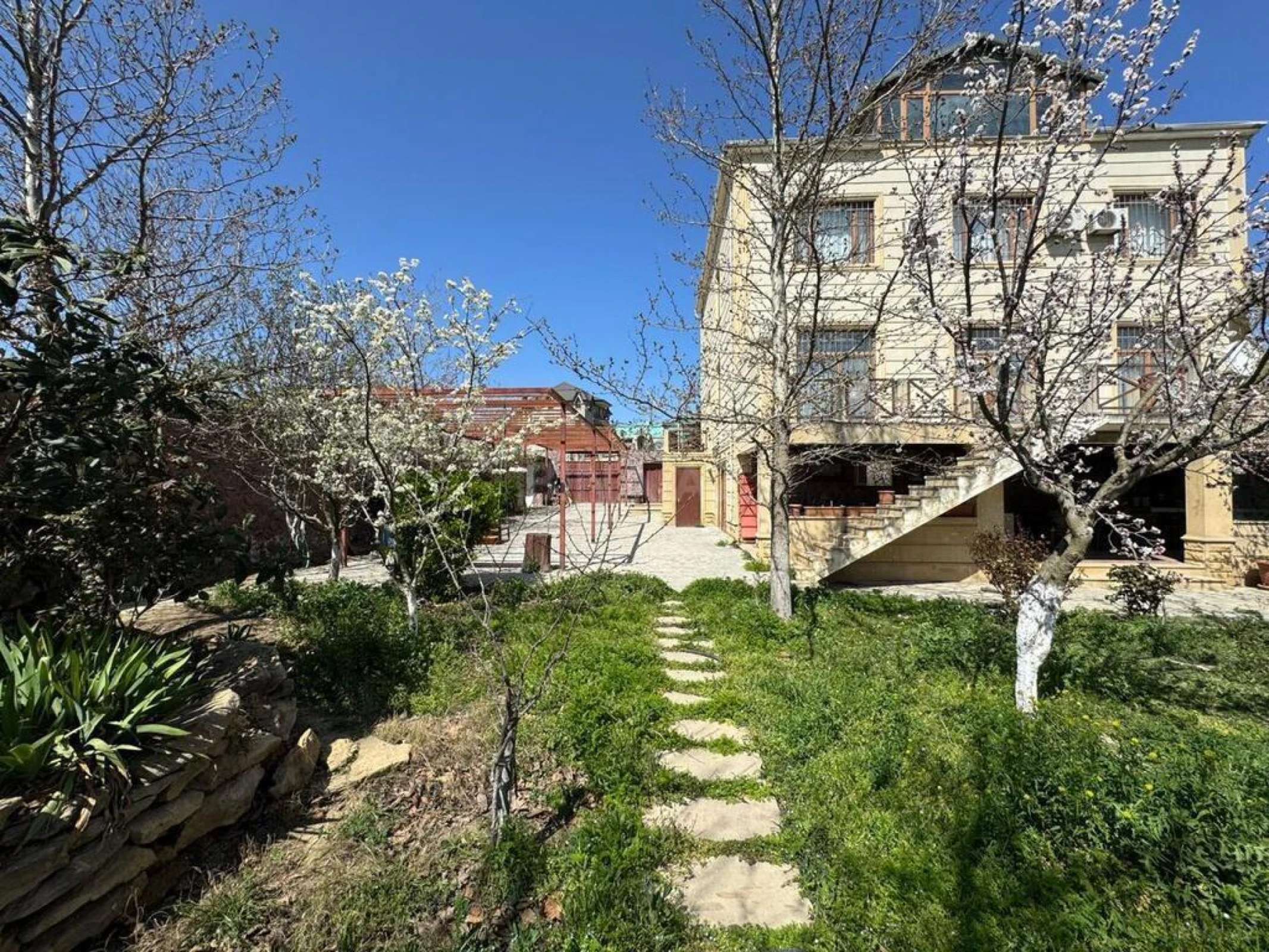 Satılır 7 otaqlı həyət evi 600 m²