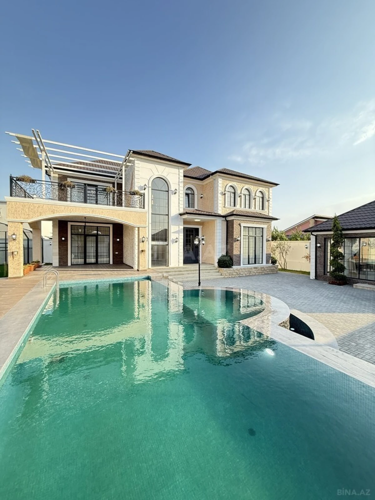 Satılır 6 otaqlı həyət evi 380 m²