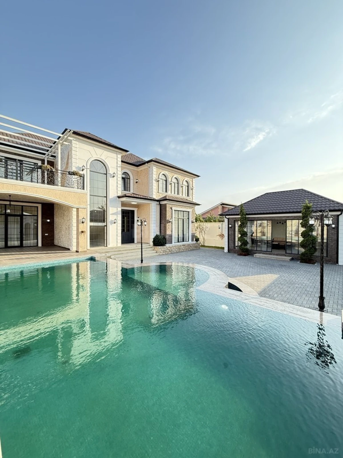 Satılır 6 otaqlı həyət evi 380 m²