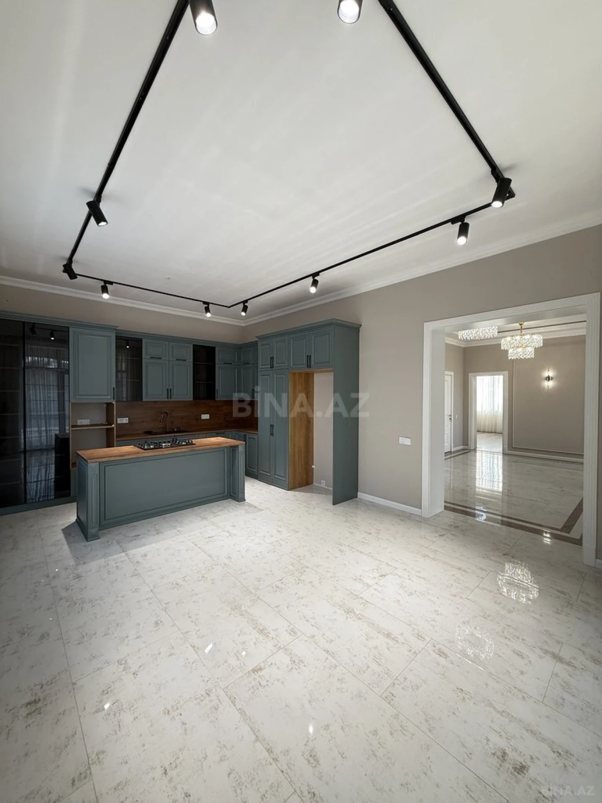 Satılır 6 otaqlı həyət evi 380 m²