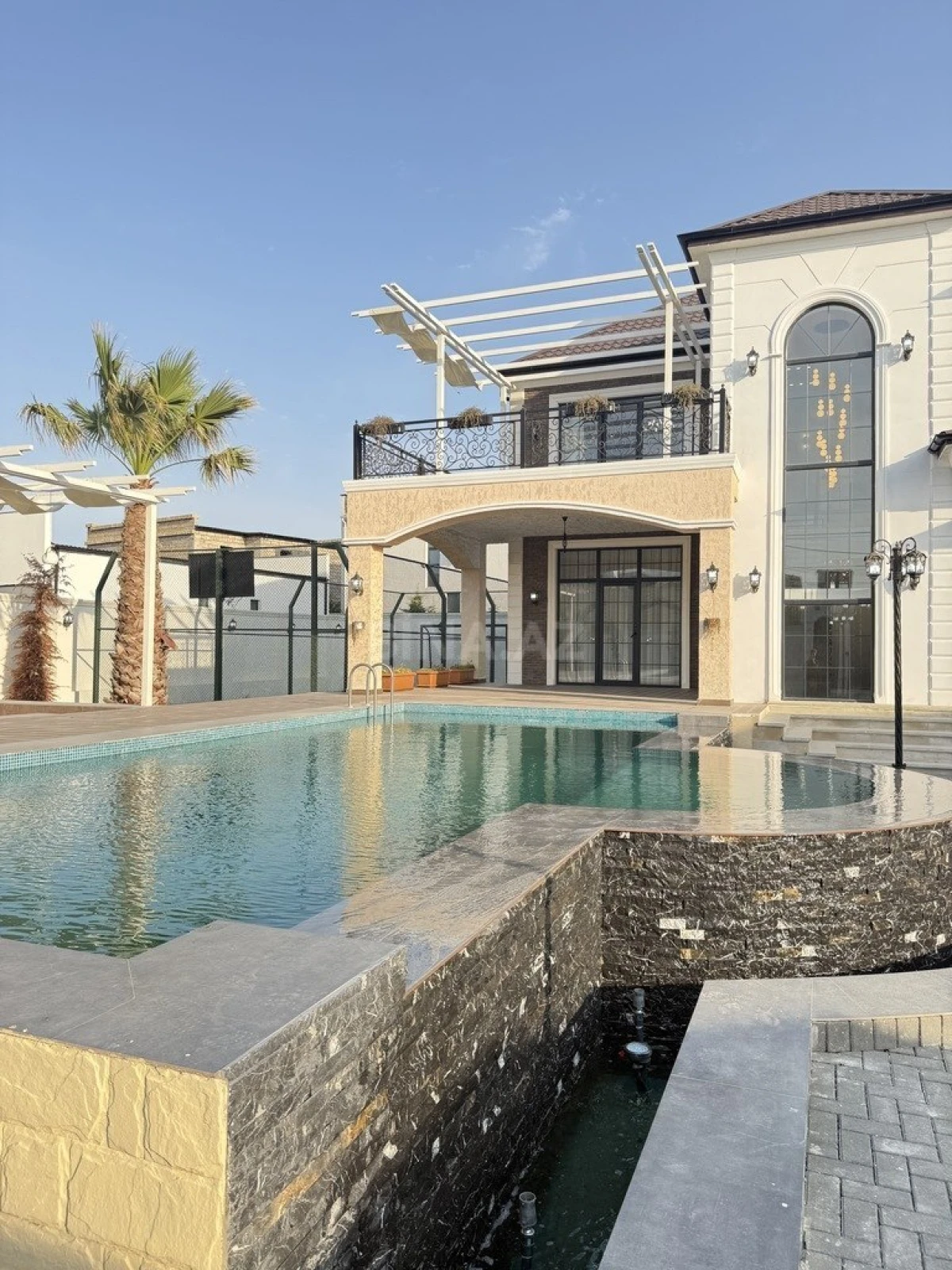 Satılır 6 otaqlı həyət evi 380 m²