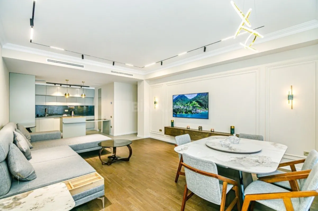 Satılır 4 otaqlı mənzil 176 m²