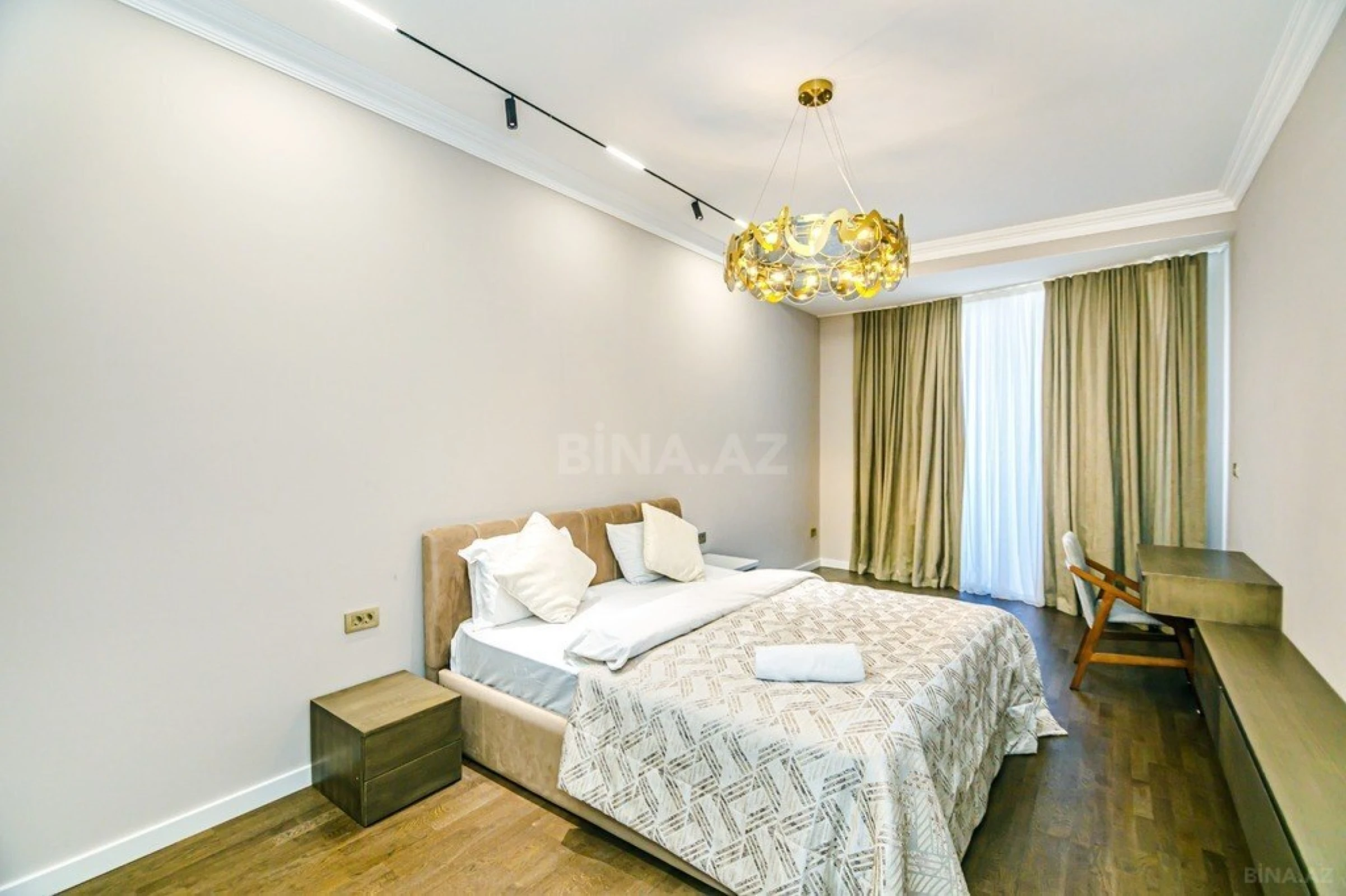 Satılır 4 otaqlı mənzil 176 m²