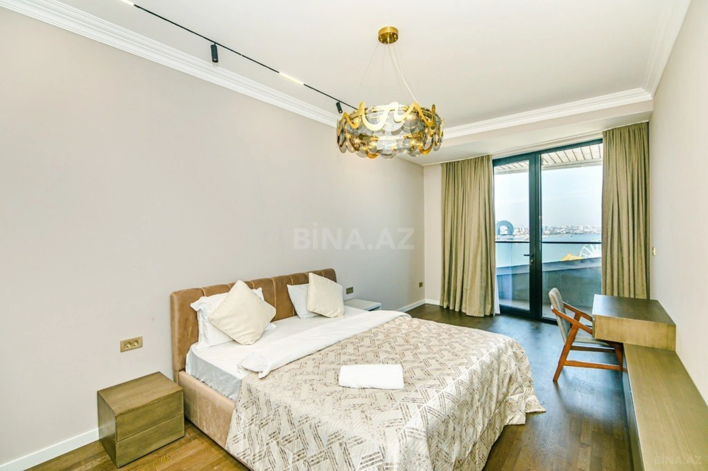Satılır 4 otaqlı mənzil 176 m²