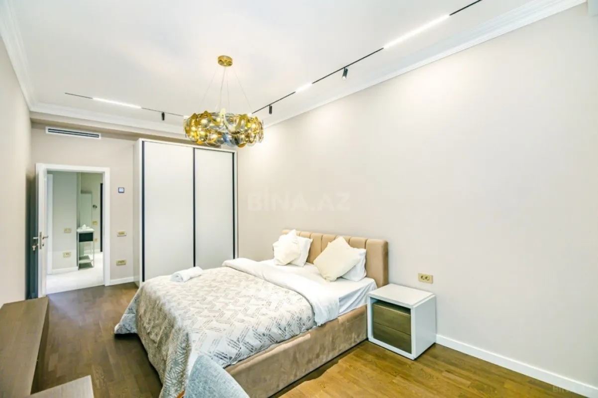 Satılır 4 otaqlı mənzil 176 m²