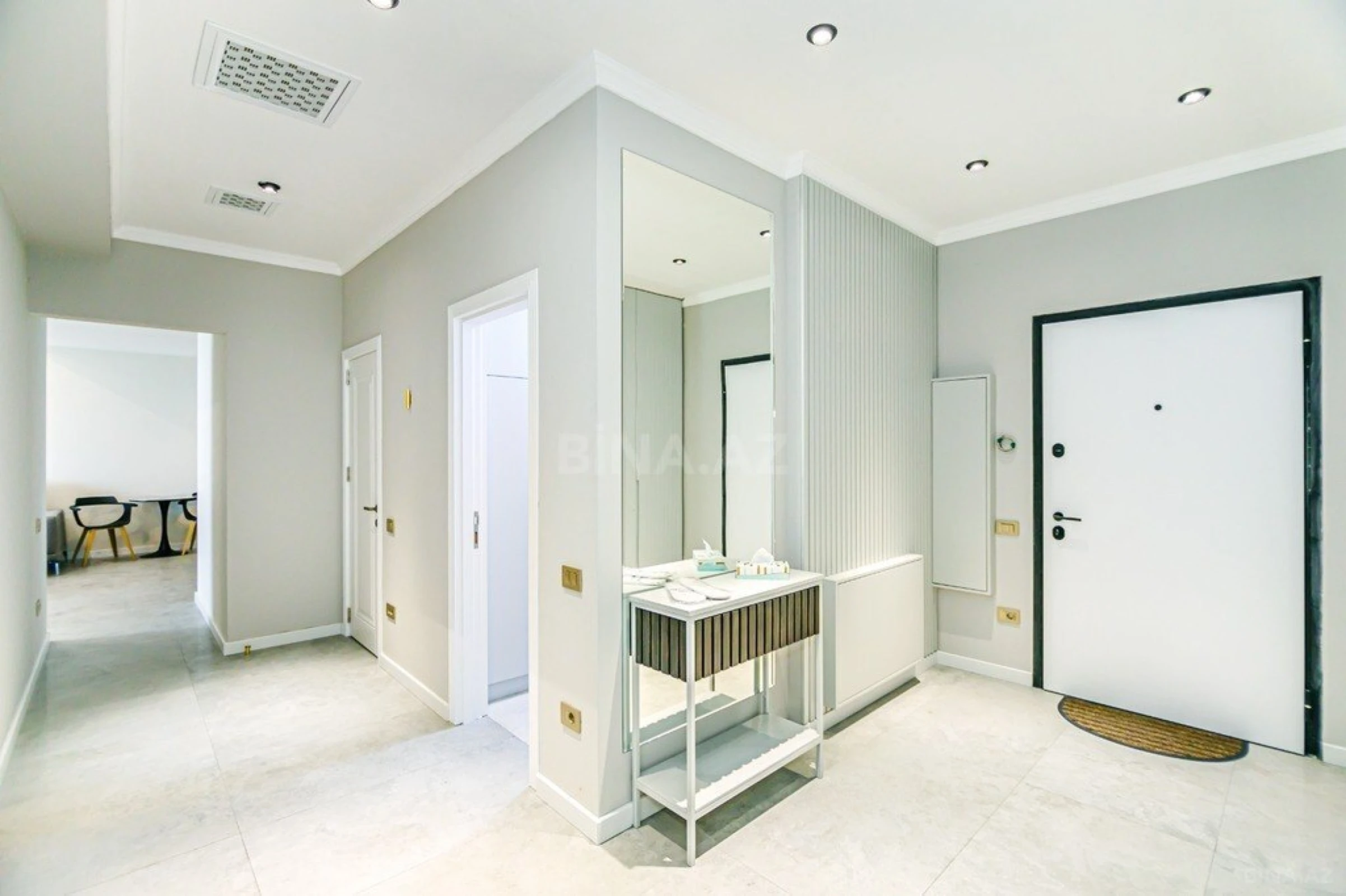 Satılır 4 otaqlı mənzil 176 m²