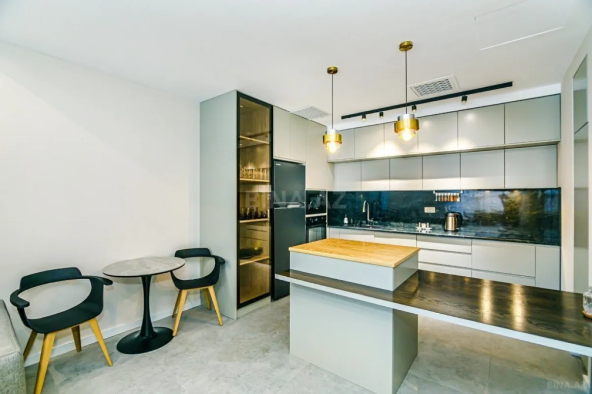 Satılır 4 otaqlı mənzil 176 m²