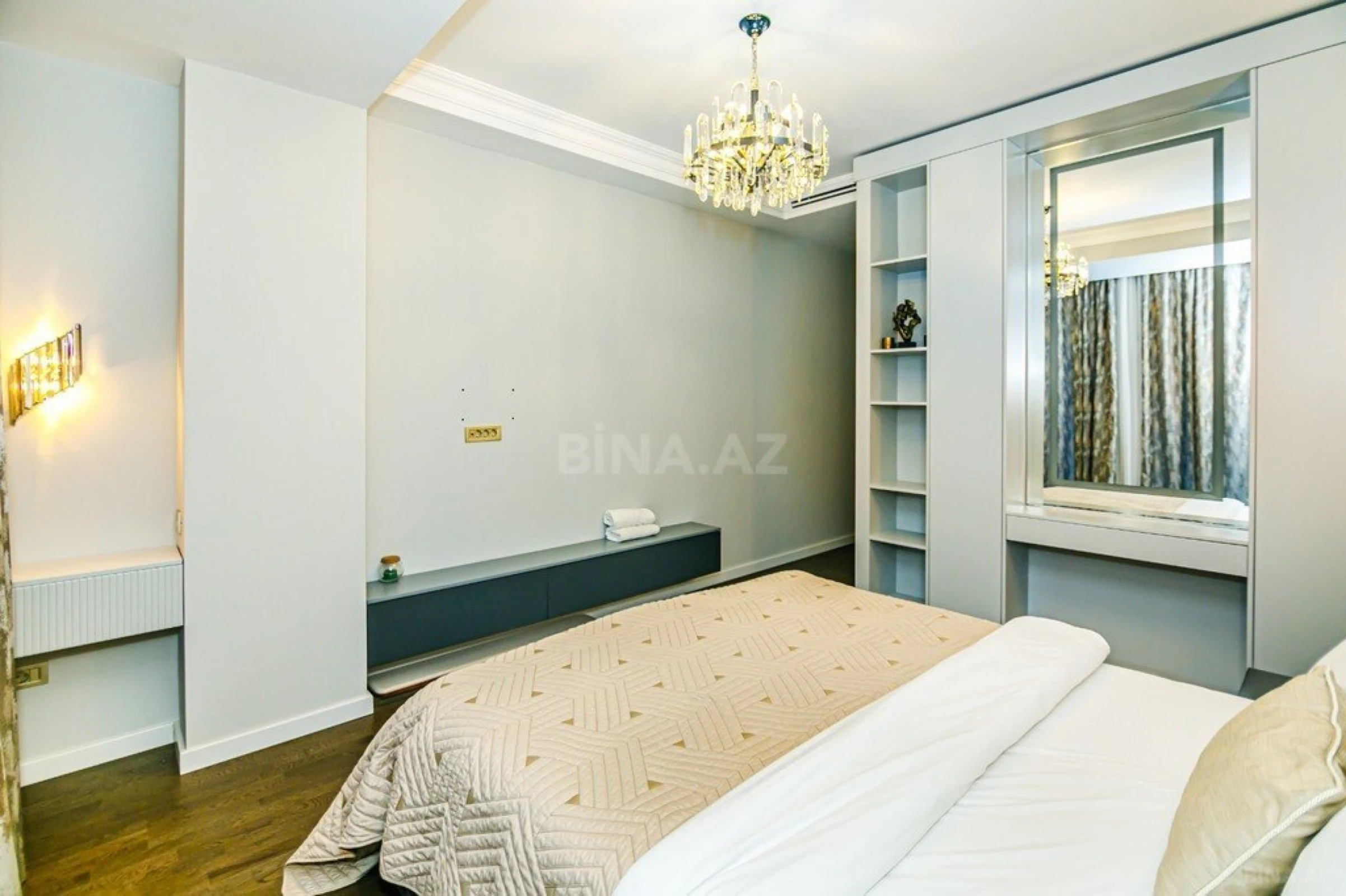 Satılır 4 otaqlı mənzil 176 m²
