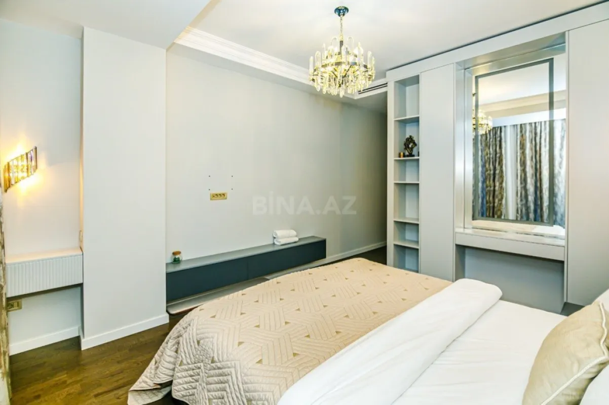 Satılır 4 otaqlı mənzil 176 m²