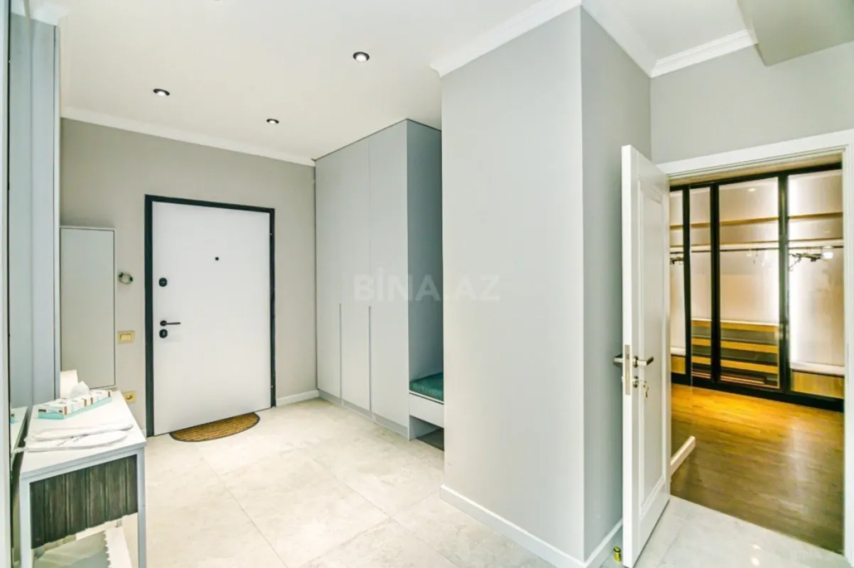 Satılır 4 otaqlı mənzil 176 m²