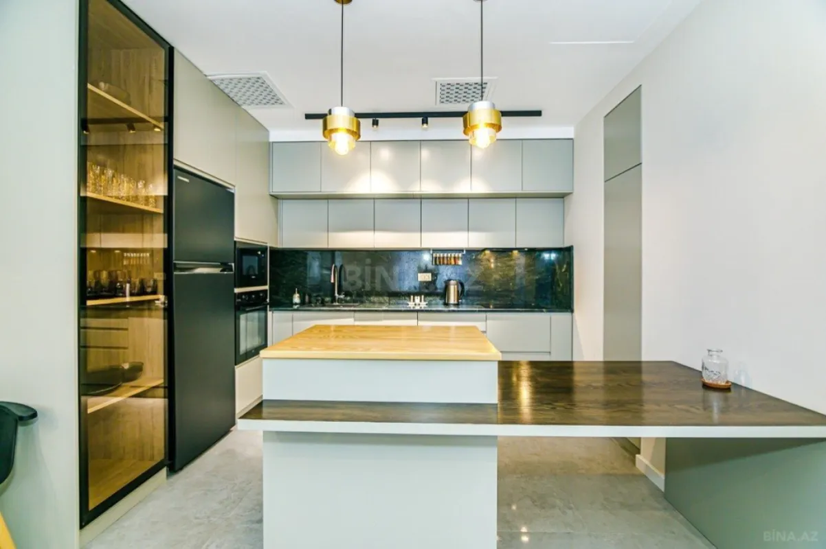 Satılır 4 otaqlı mənzil 176 m²