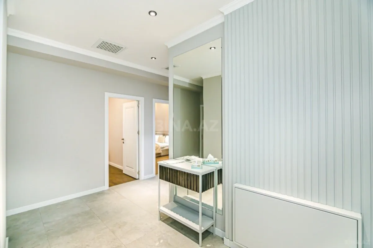 Satılır 4 otaqlı mənzil 176 m²