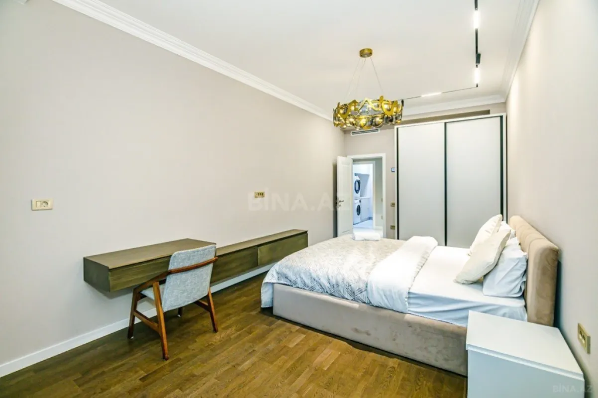 Satılır 4 otaqlı mənzil 176 m²