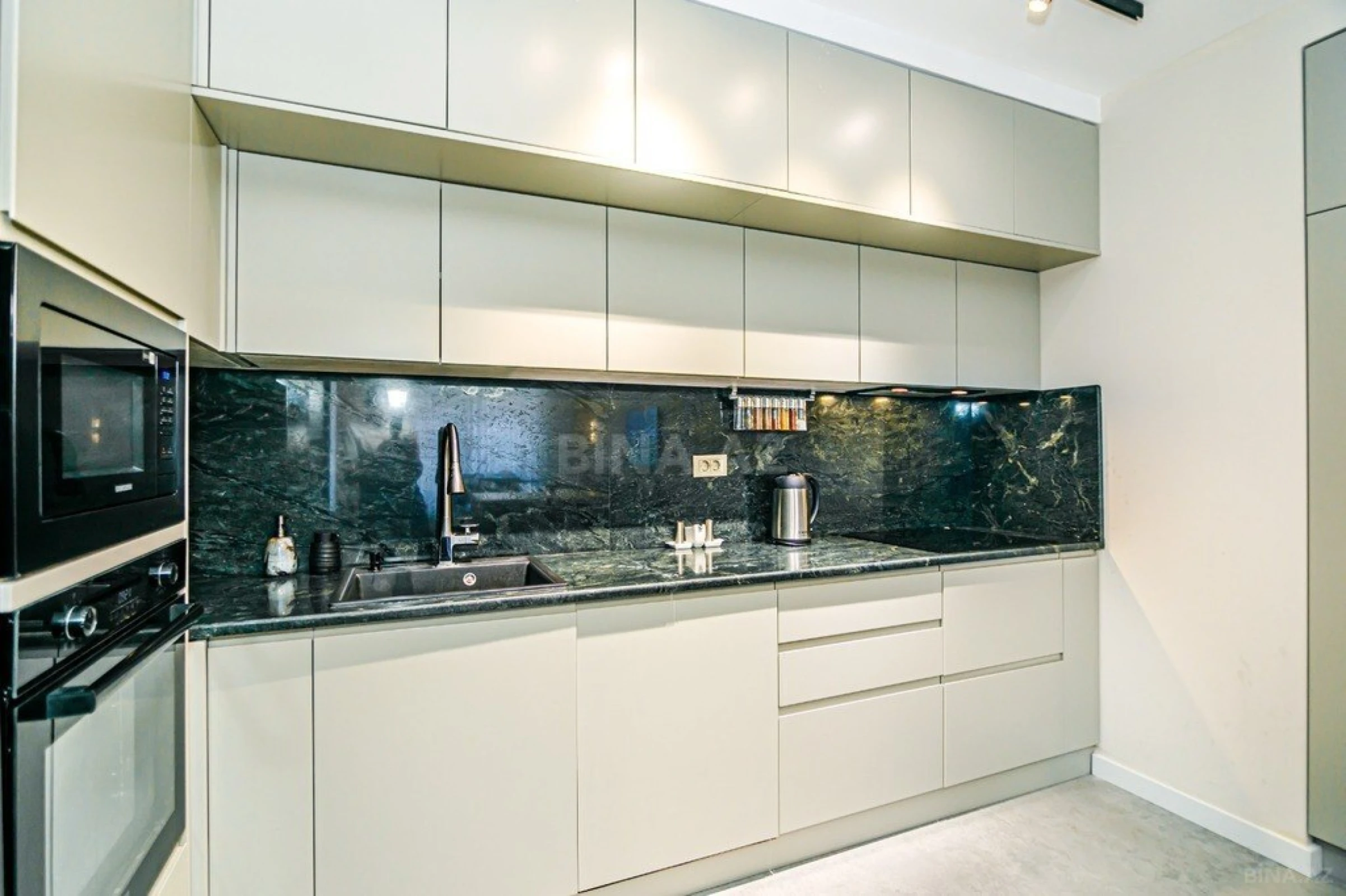 Satılır 4 otaqlı mənzil 176 m²