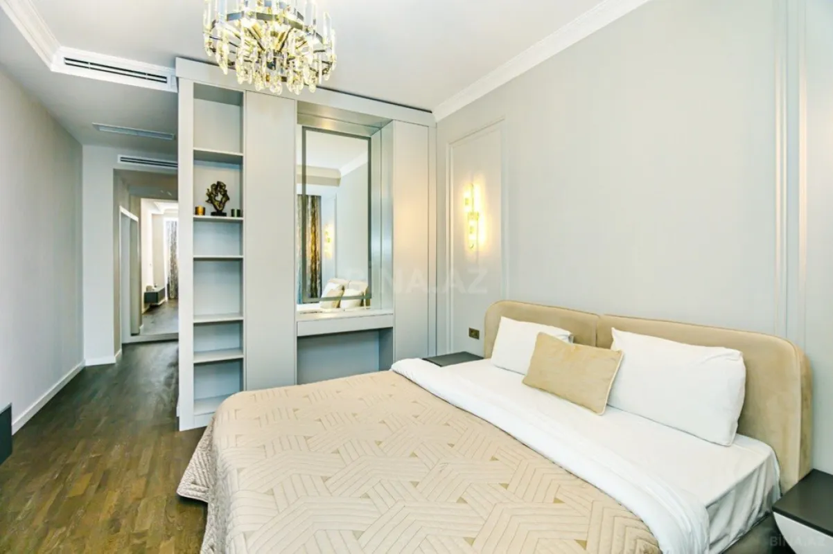 Satılır 4 otaqlı mənzil 176 m²