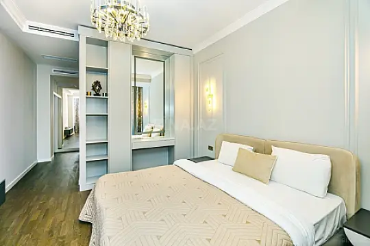 Satılır 4 otaqlı mənzil 176 m²