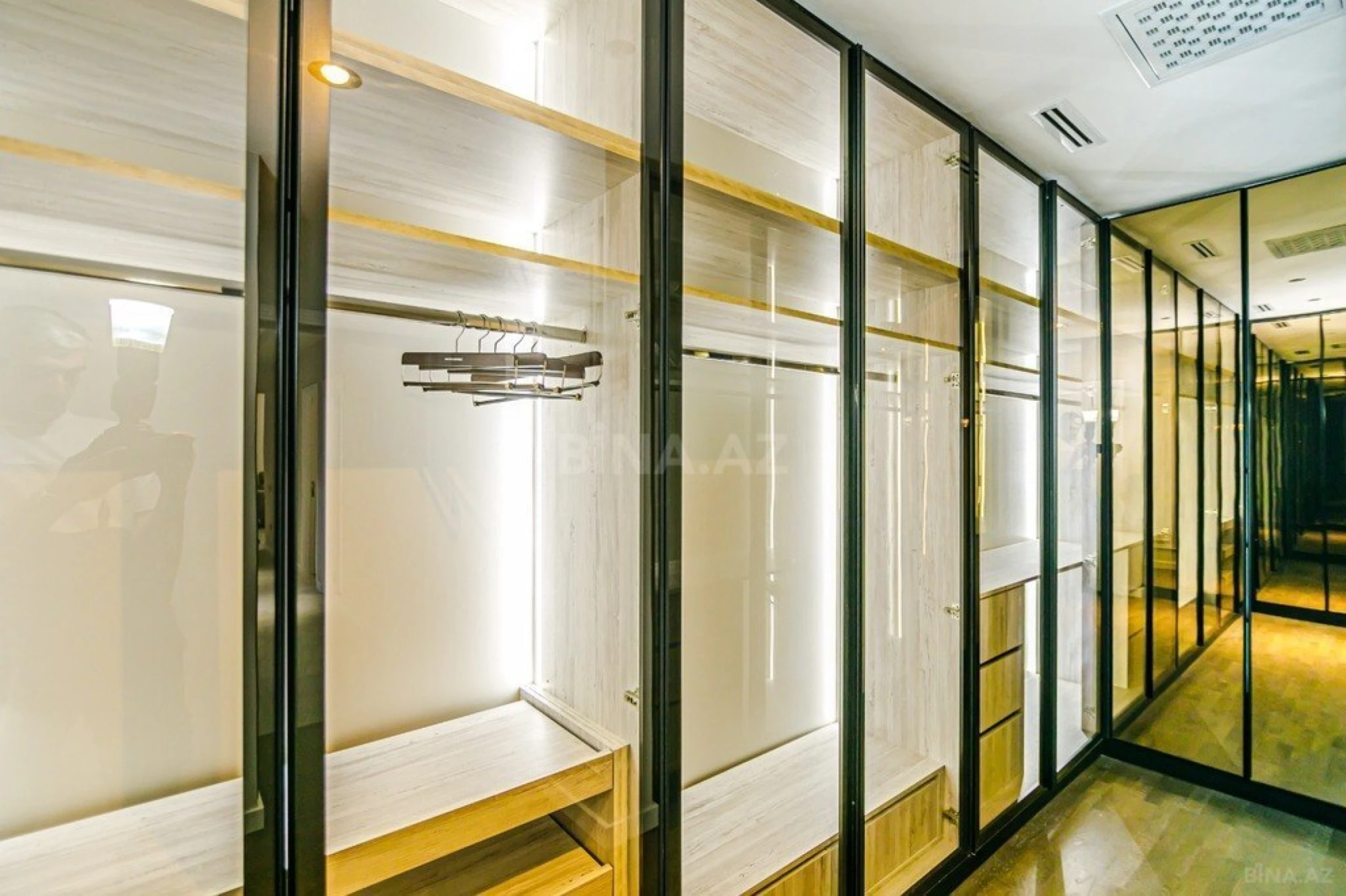 Satılır 4 otaqlı mənzil 176 m²