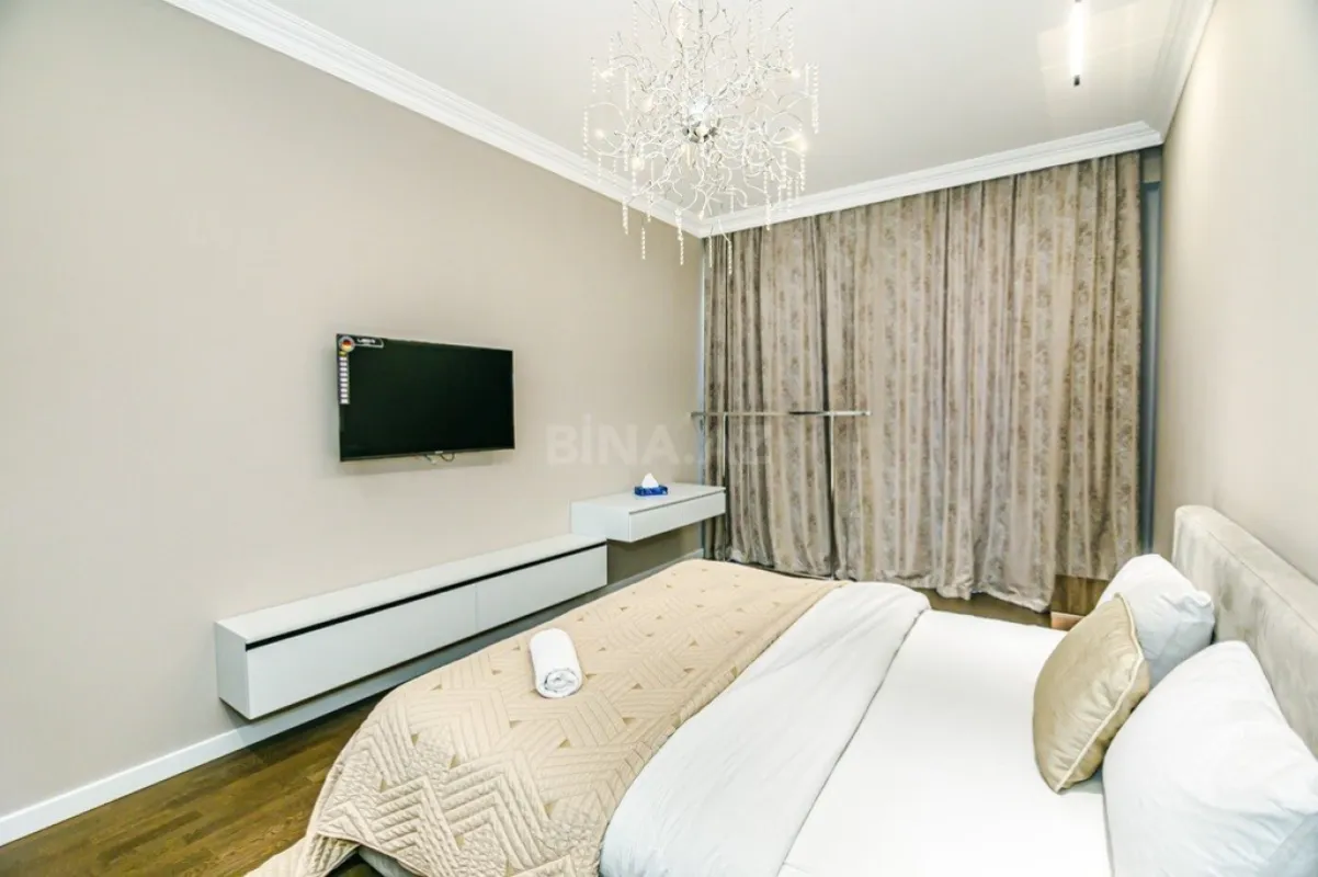 Satılır 4 otaqlı mənzil 176 m²