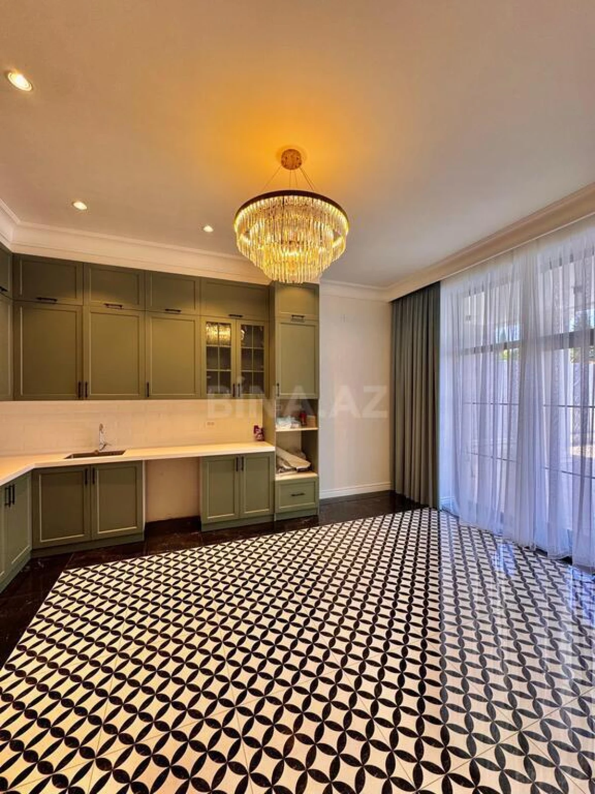 Satılır 5 otaqlı həyət evi 350 m²