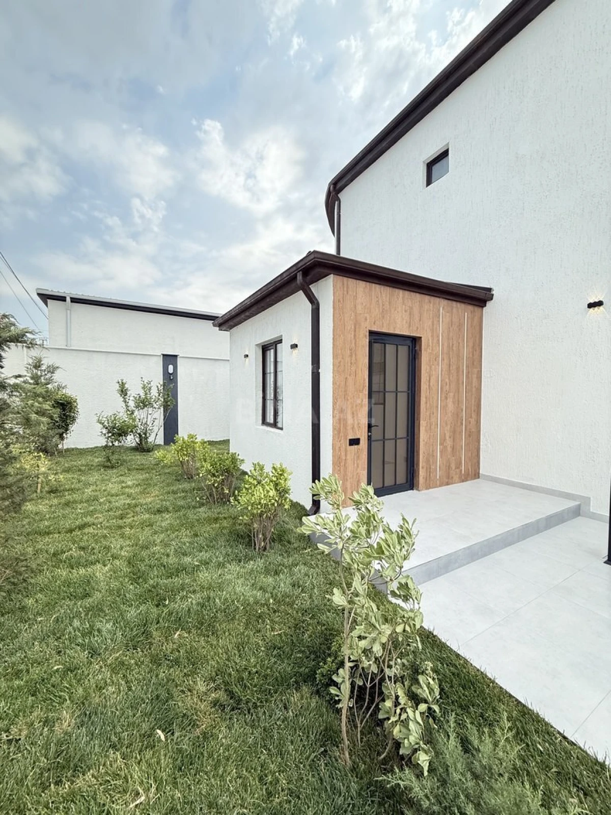 Satılır 5 otaqlı həyət evi 220 m²