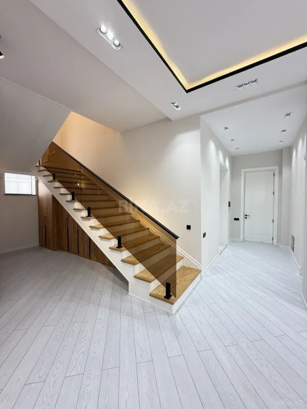 Satılır 5 otaqlı həyət evi 220 m²