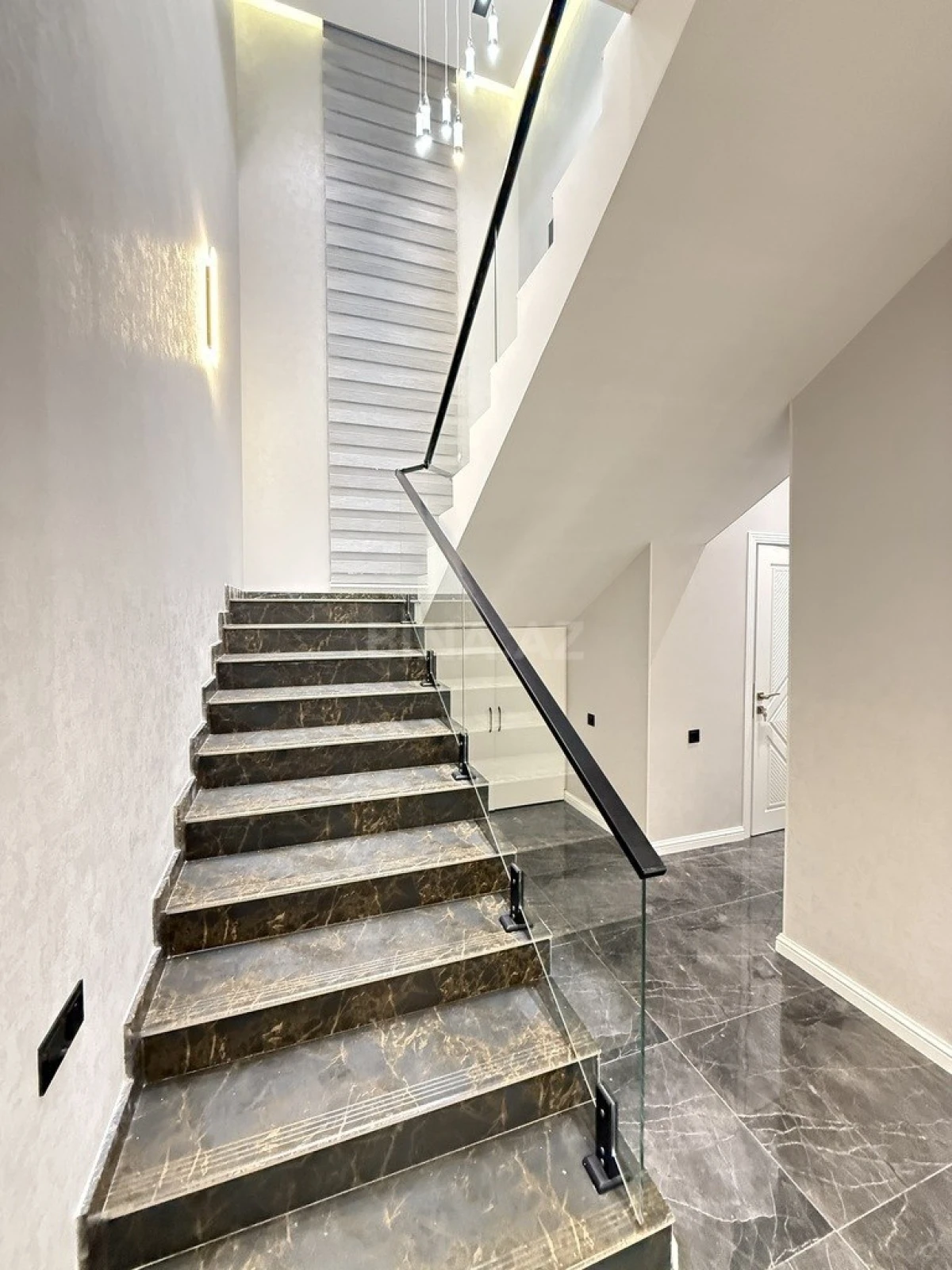 Satılır 6 otaqlı həyət evi 300 m²