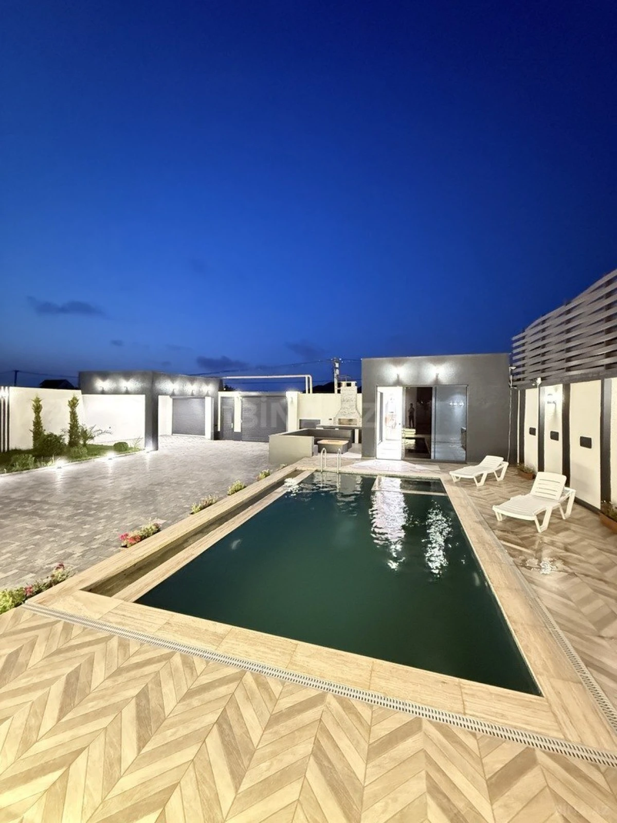 Satılır 6 otaqlı həyət evi 300 m²