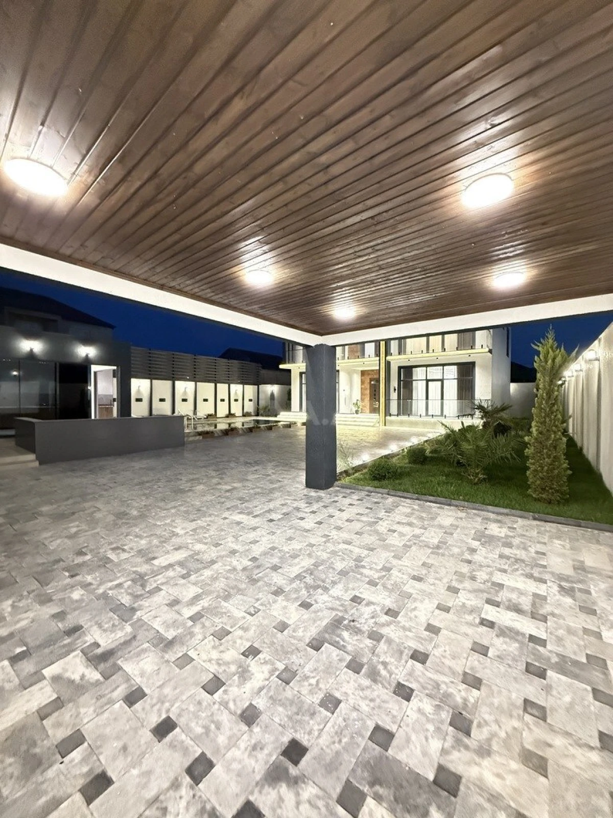 Satılır 6 otaqlı həyət evi 300 m²